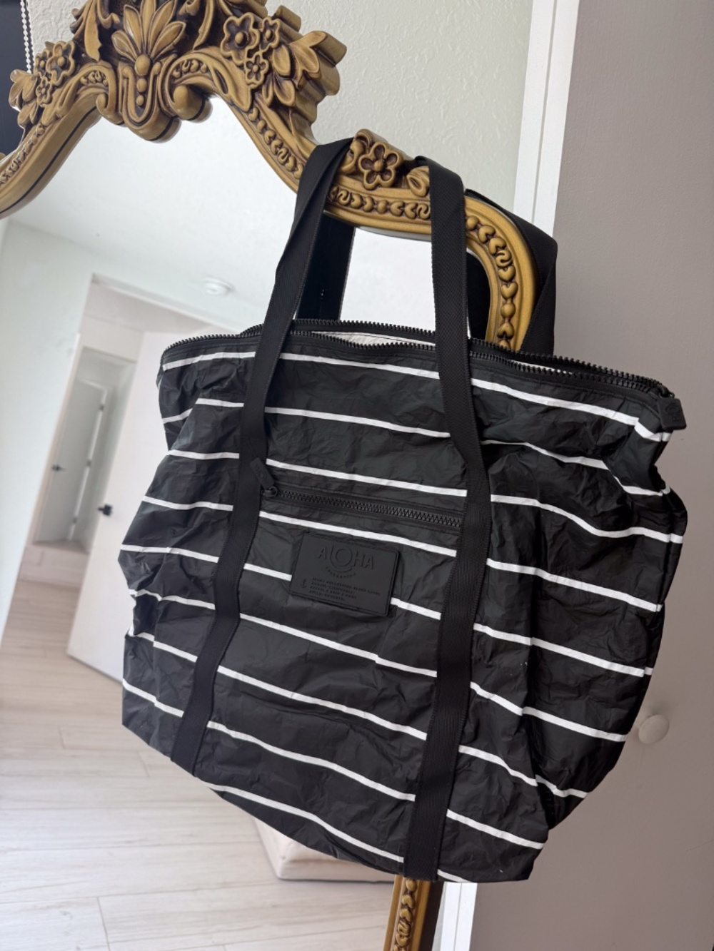 Aloha Collection Day Tripper Lightweight Splash-proof Beach Tote Bag